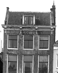 802370 Gezicht op een gedeelte van de voorgevel van het huis Oudegracht 175 te Utrecht.